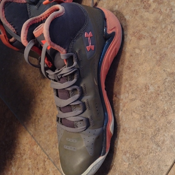 UNDER ARMOUR BOY'S SNEAKERS.  GENTLY WORN. Great color combination. - Picture 2 of 9
